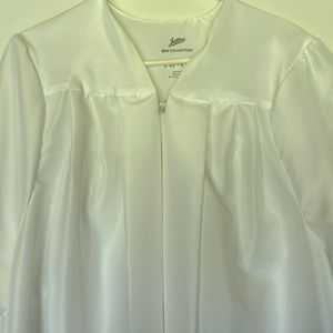 Jostens White Graduation Gown BDG Collection 5’ 01-5’ 03